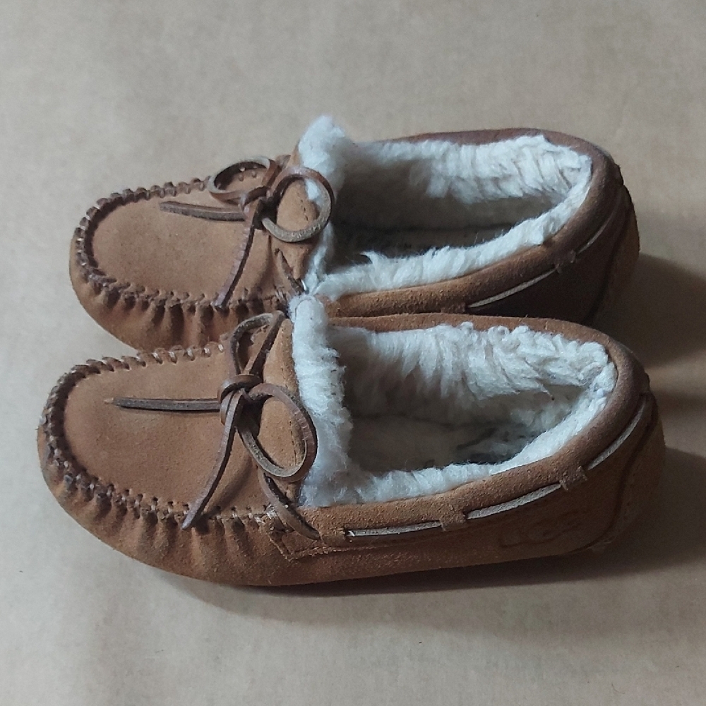 Kids UGG Moccasins - Picture 2 of 3